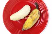 皮をむいたアップルバナナの果肉　Latundan banana