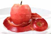 果肉も赤いリンゴ　皮をむいた栄紅（えいこう）の果肉