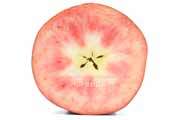 キルトピンク（リンゴ長果34）の断面　果肉も赤いリンゴ