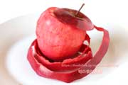 皮をむいた果肉が赤いリンゴ　レッド キュー
