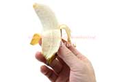 皮をむいたキウイーナの果肉 バナナ