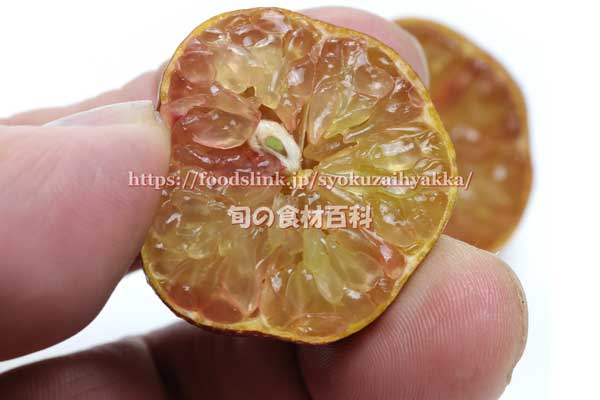 オーストラリアン ブラッドライムの断面から出てくるサジョウの粒の感じ