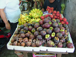 バリ島の市場に並ぶマンゴスチン