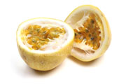 黄色いイエローパッションフルーツの断面と果肉