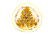 黄色いイエローパッションフルーツの断面と果肉